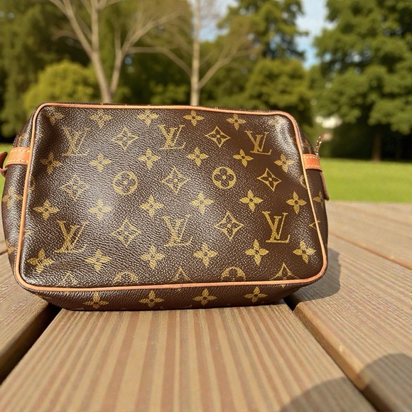 Louis Vuitton Handbags - Louis Vuitton Monogram clutch Brown and Tan